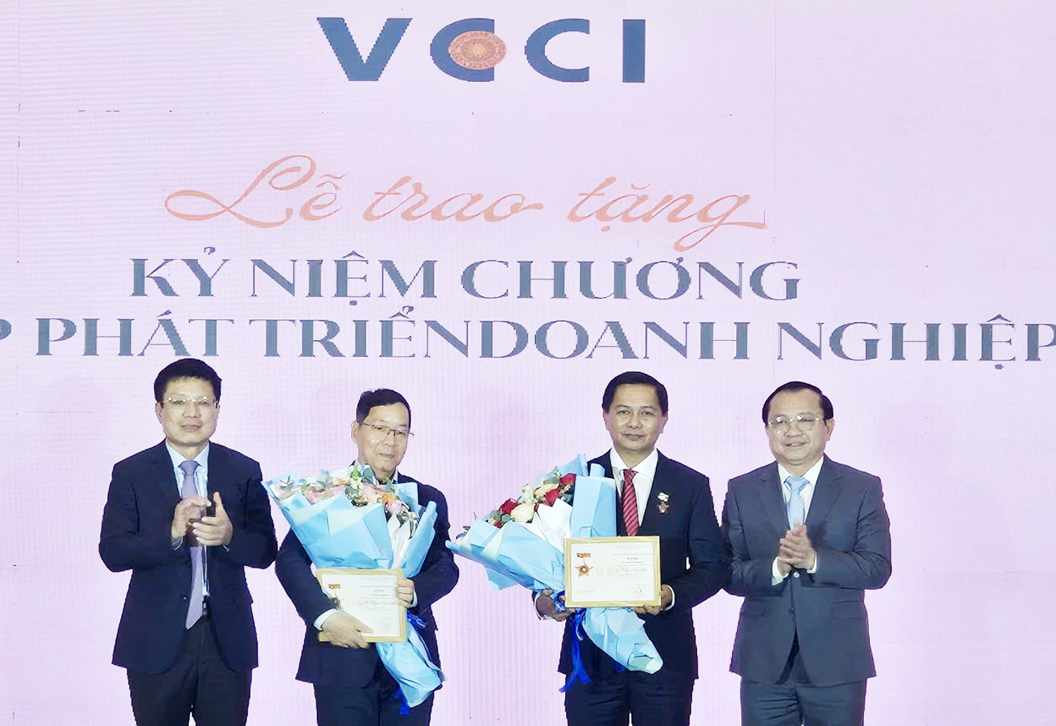 Bí thư Tỉnh ủy Vĩnh Long nhận kỷ niệm chương vì sự nghiệp phát triển doanh nghiệp - 1