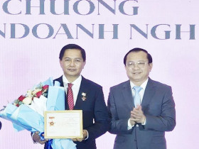  - Bí thư Tỉnh ủy Vĩnh Long nhận kỷ niệm chương vì sự nghiệp phát triển doanh nghiệp