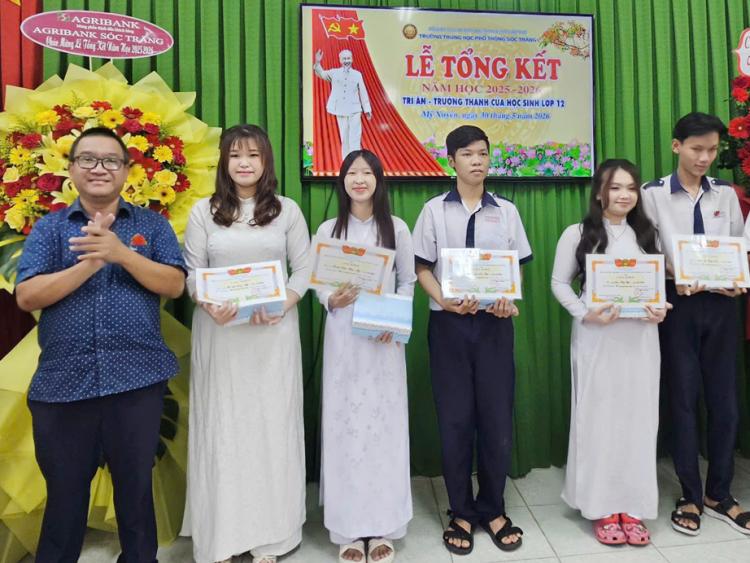 Gần 300 học sinh Trường THPT Sóc Trăng được tuyên dương