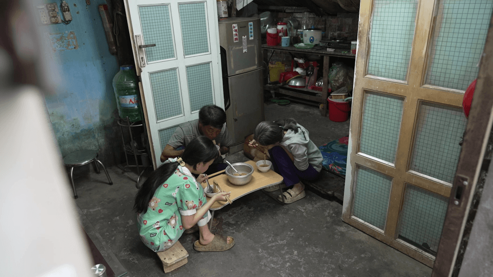 LyLy và Vĩnh Đam lấm lem từ đầu đến chân vẫn quyết không bỏ cuộc vì trẻ em có hoàn cảnh khó khăn - 2