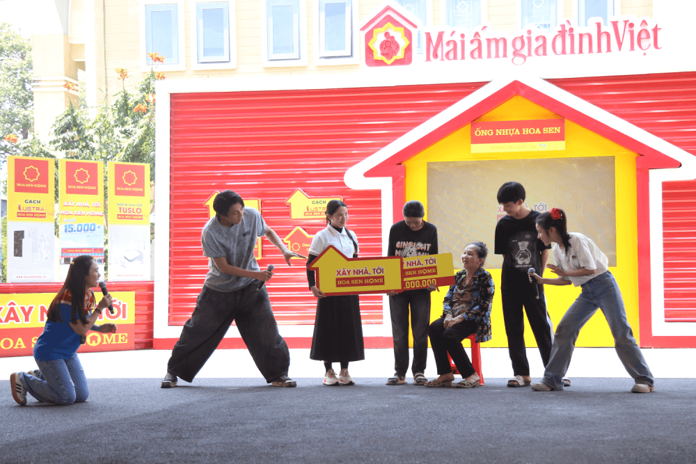 LyLy và Vĩnh Đam lấm lem từ đầu đến chân vẫn quyết không bỏ cuộc vì trẻ em có hoàn cảnh khó khăn - 6