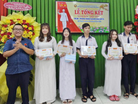  - Gần 300 học sinh Trường THPT Sóc Trăng được tuyên dương