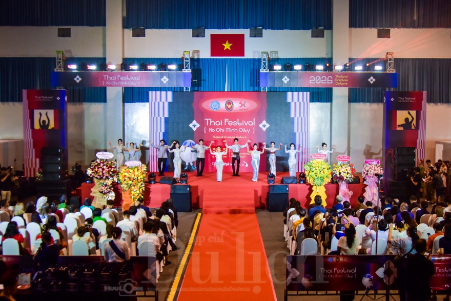 Choáng ngợp những bộ quốc phục Hoàng gia khảm hồng ngọc, dệt gấm vàng xuất hiện tại Thai Festival 2026 - 2