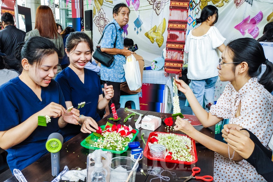Choáng ngợp những bộ quốc phục Hoàng gia khảm hồng ngọc, dệt gấm vàng xuất hiện tại Thai Festival 2026 - 7