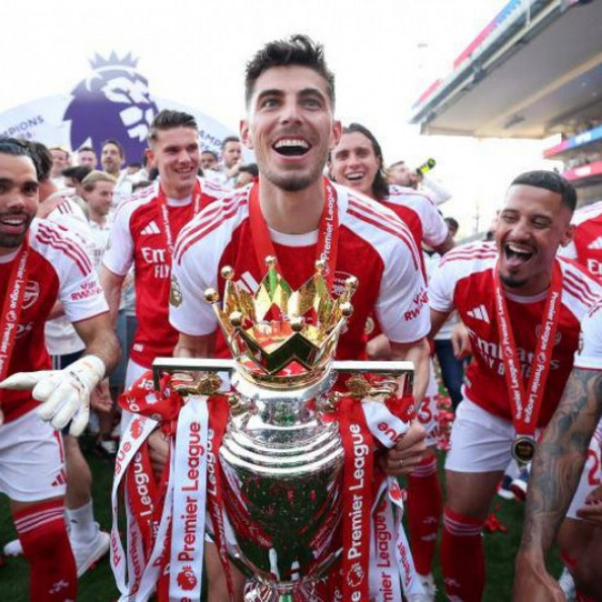  - Arsenal rước cúp vô địch Ngoại hạng Anh: Hơn 1 triệu fan chờ đón tân vương