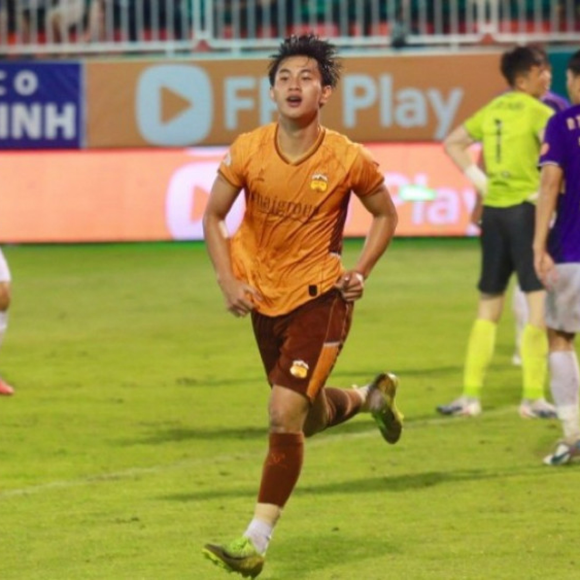  - Video bóng đá HAGL - Hà Nội: Ngược dòng vỡ òa, niềm vui trụ hạng sớm (V-League)