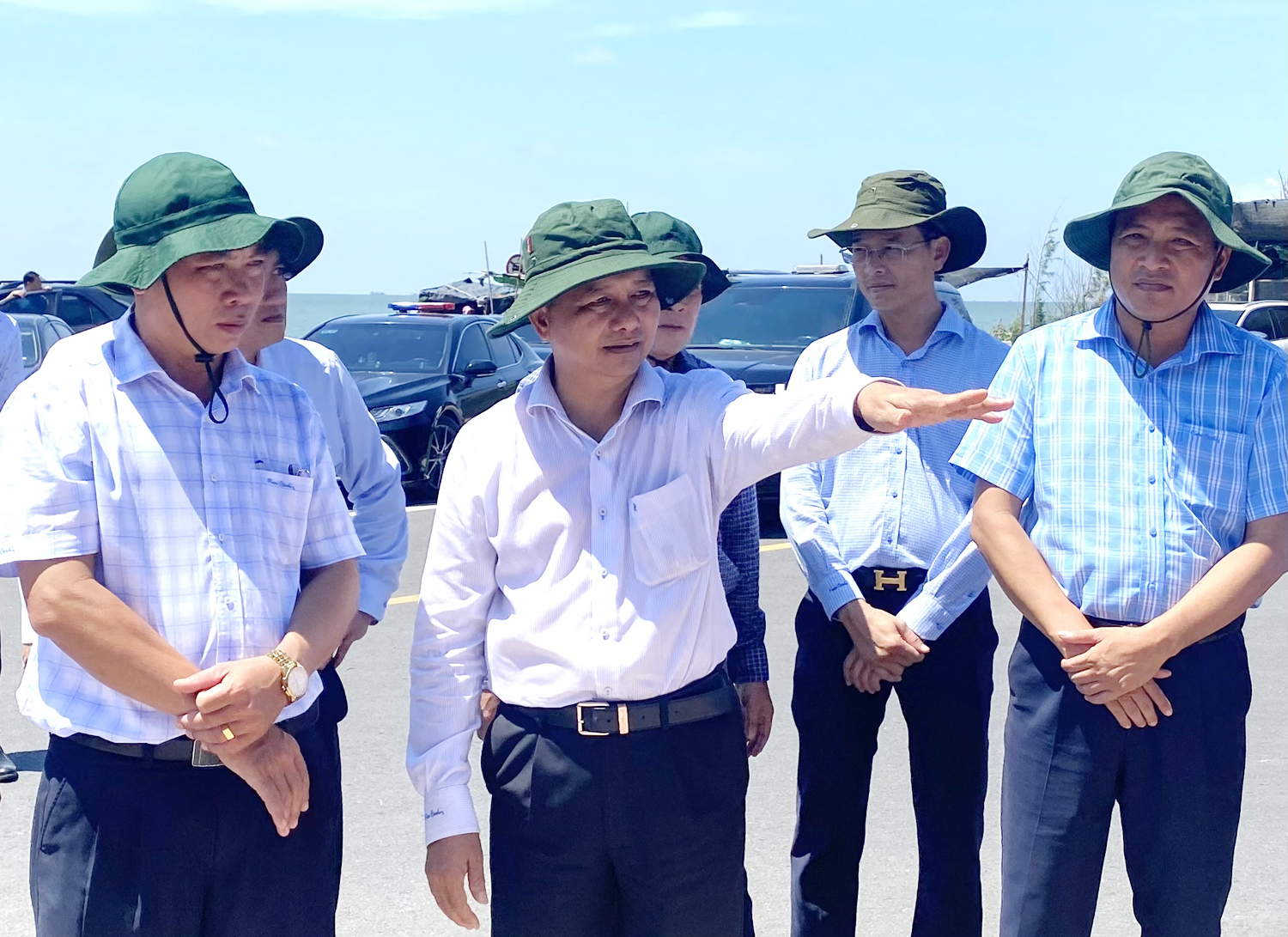 Bí thư Tỉnh ủy Vĩnh Long yêu cầu cắt giảm một nửa thời gian giải quyết thủ tục hành chính - 1