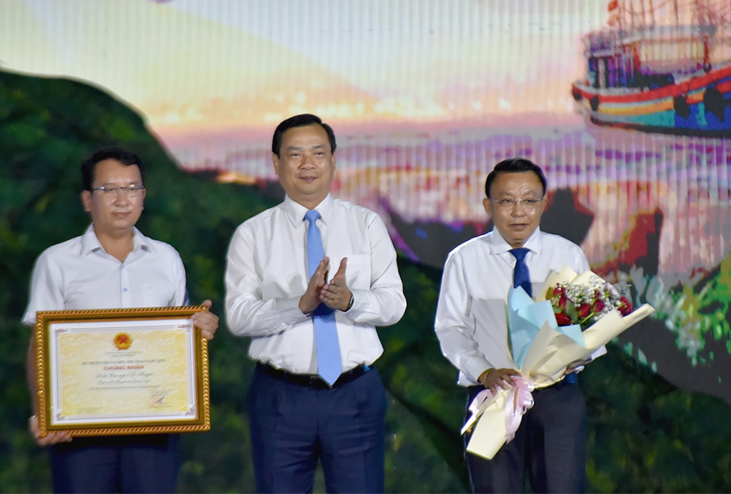 khai mac le hoi du lich bien dao mua he soi dong quang ngai - 2