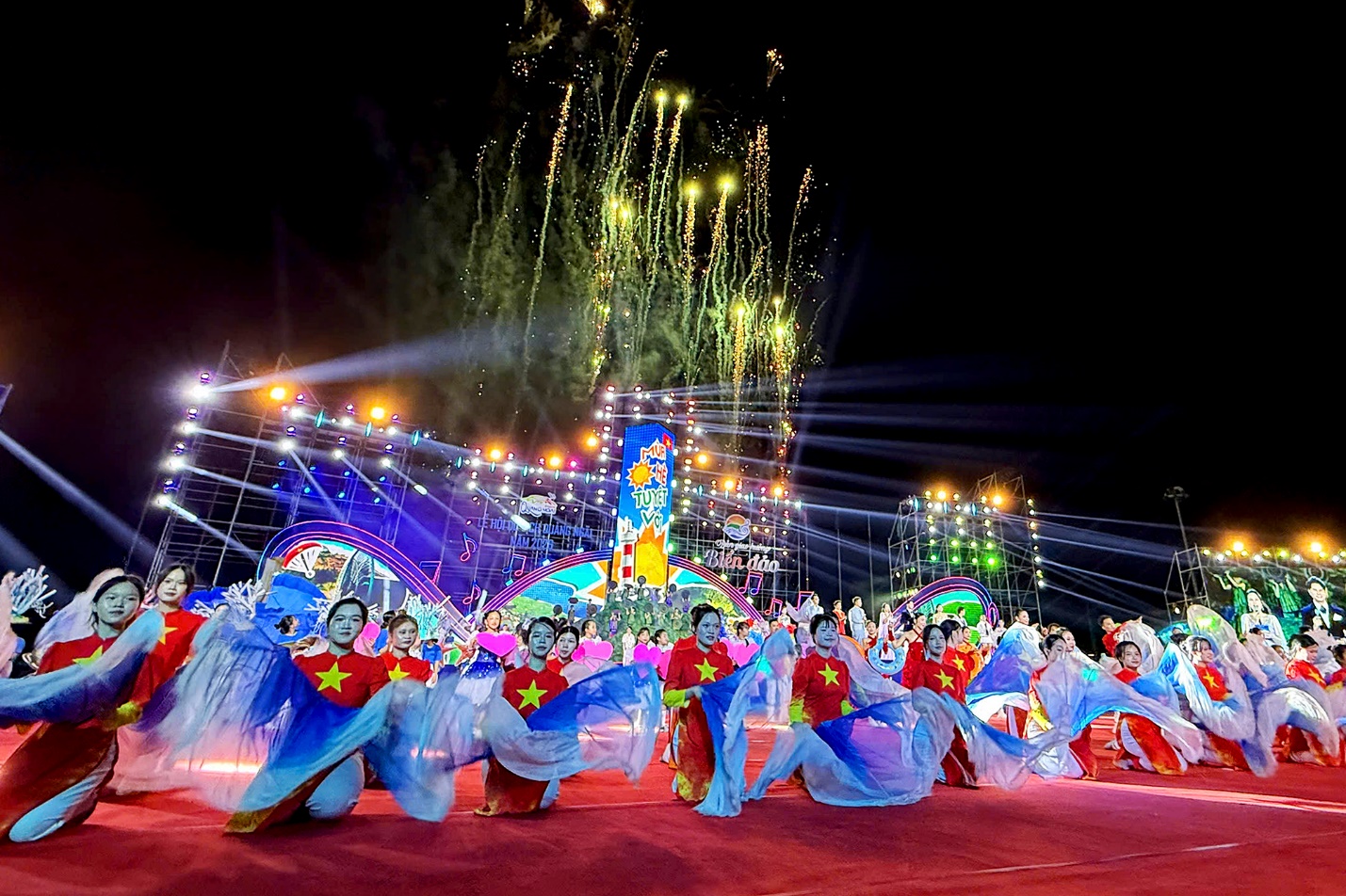 khai mac le hoi du lich bien dao mua he soi dong quang ngai - 15