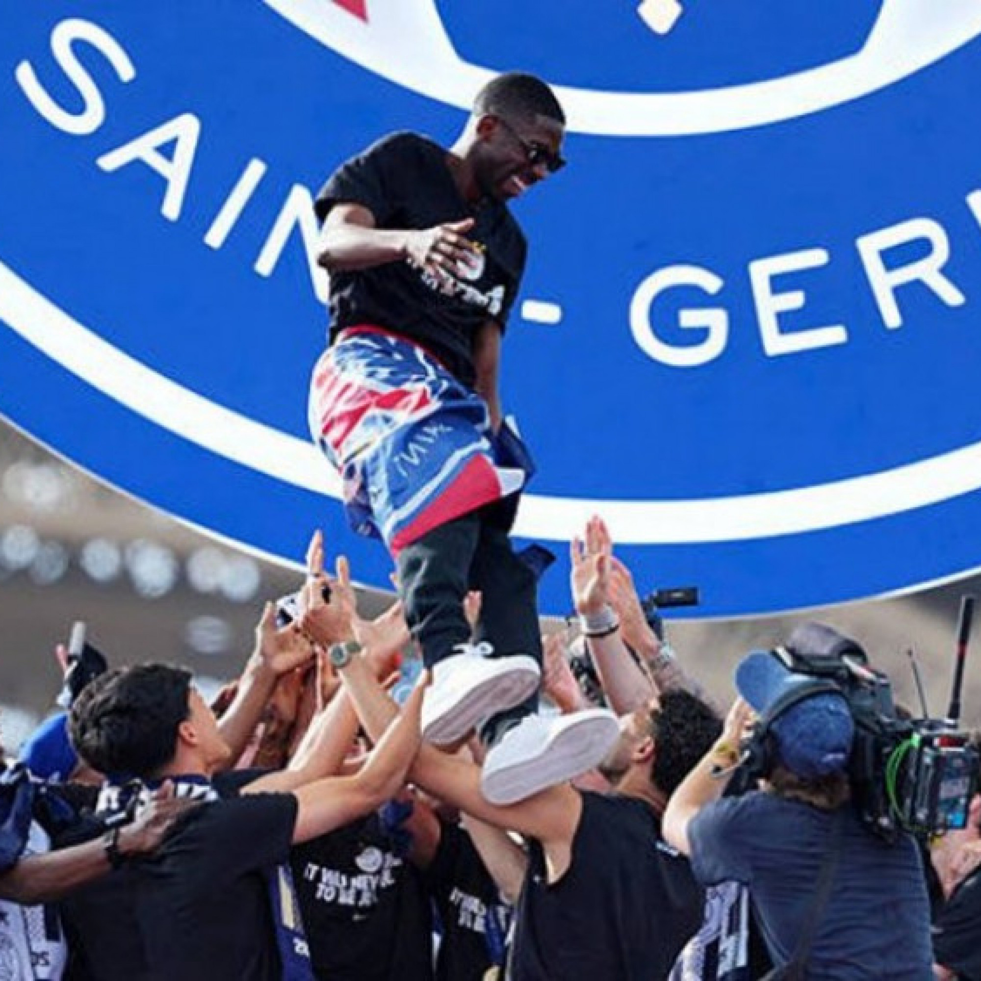  - PSG diễu hành rước Cúp C1 trước 10 vạn người, Dembele tuyên bố năm sau làm hat-trick