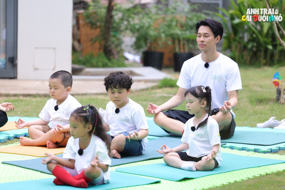 Sơn.K dạy bơi, Isaac vào bếp, dàn Anh Trai ghi điểm với loạt khoảnh khắc chăm trẻ đáng yêu - 1
