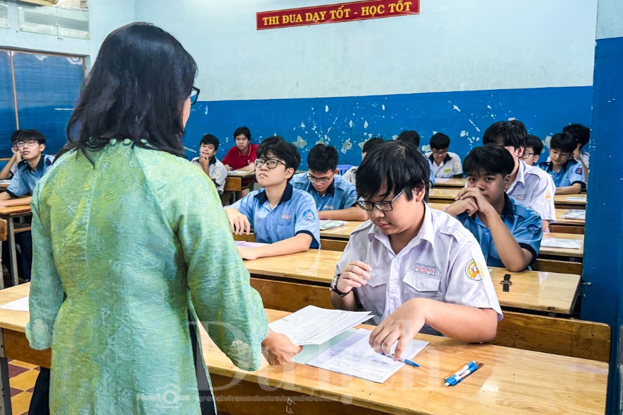 Tự tin vượt ‘cửa ải’ đầu tiên, gần 152.000 thí sinh TP.HCM bước vào môn Ngữ văn - 7