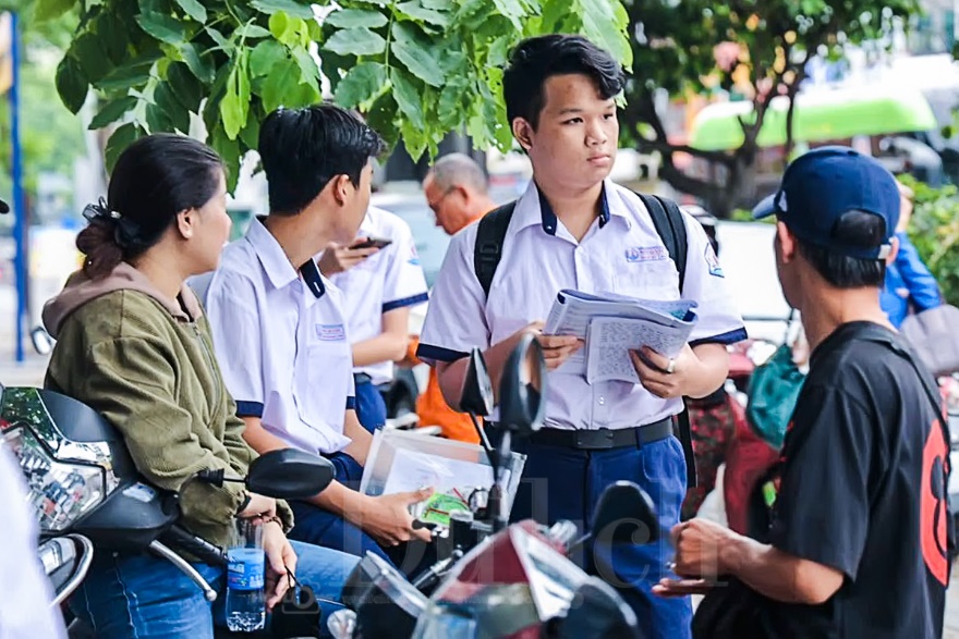 Tự tin vượt ‘cửa ải’ đầu tiên, gần 152.000 thí sinh TP.HCM bước vào môn Ngữ văn - 6