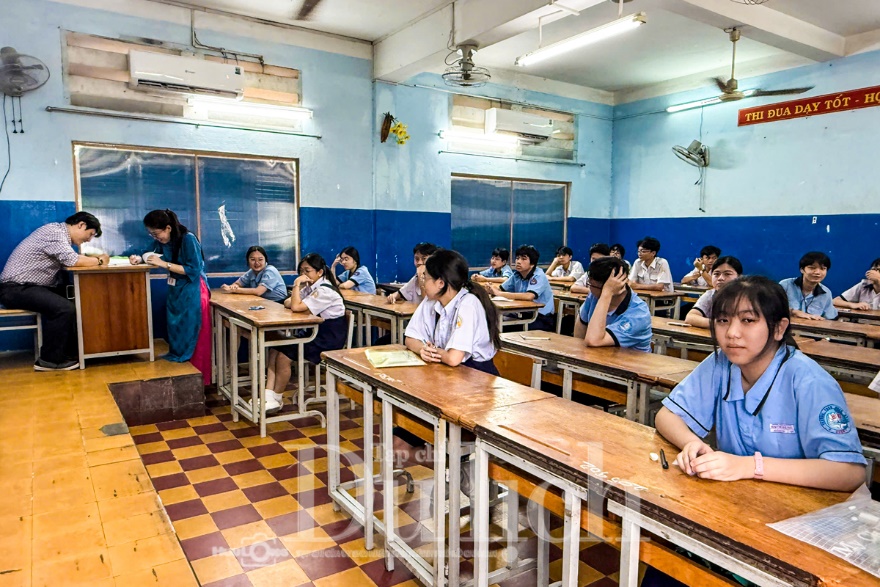 Tự tin vượt ‘cửa ải’ đầu tiên, gần 152.000 thí sinh TP.HCM bước vào môn Ngữ văn - 2
