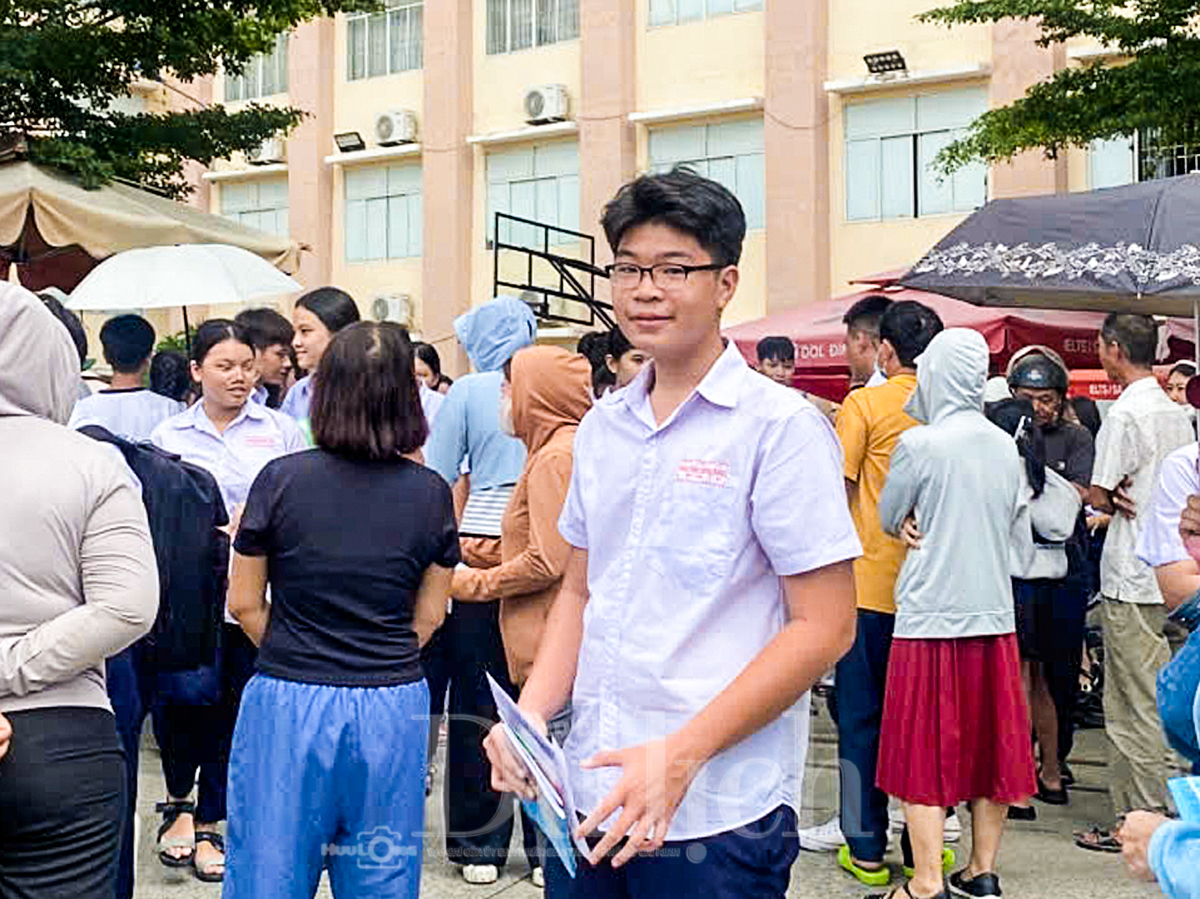 Giải đề toán thuận lợi, sĩ tử tự tin chạm bước lớp 10 công lập - 4