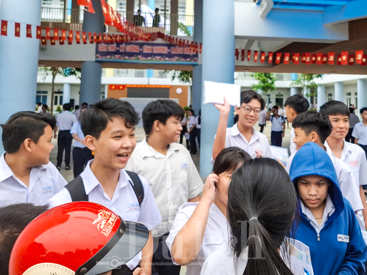 Giải đề toán thuận lợi, sĩ tử tự tin chạm bước lớp 10 công lập - 1