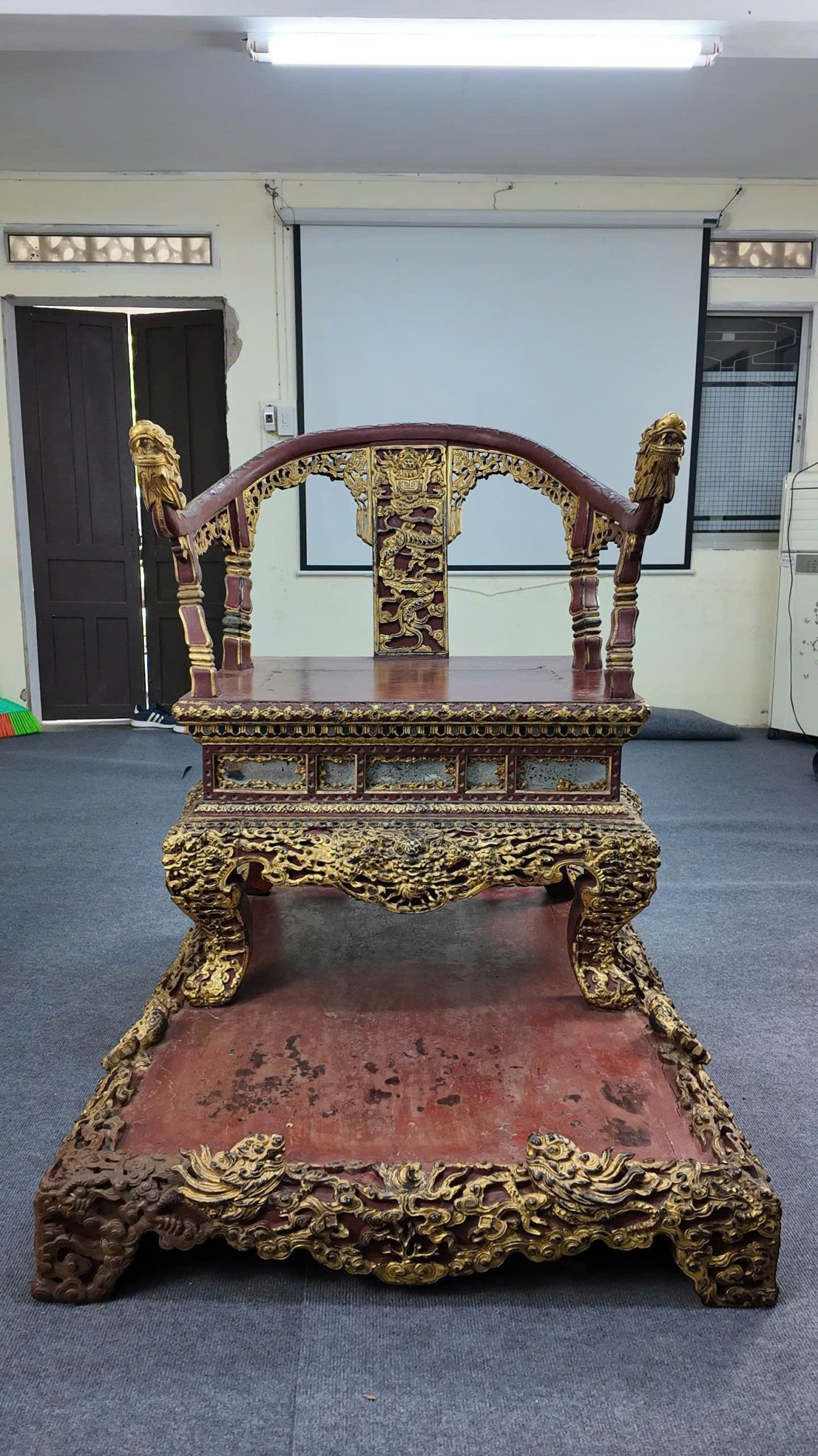 Phục chế Bảo vật quốc gia ‘Ngai vua triều Nguyễn’ - 1