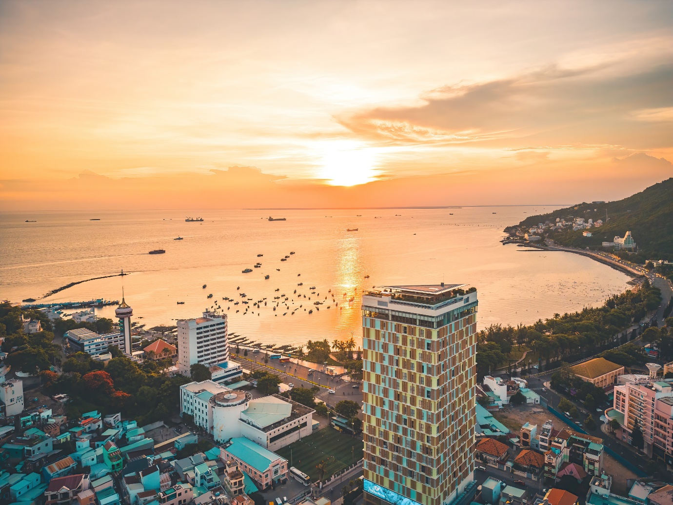 Chạm vào mùa hè giữa biển trời tại Fusion Suites Vung Tau - 4