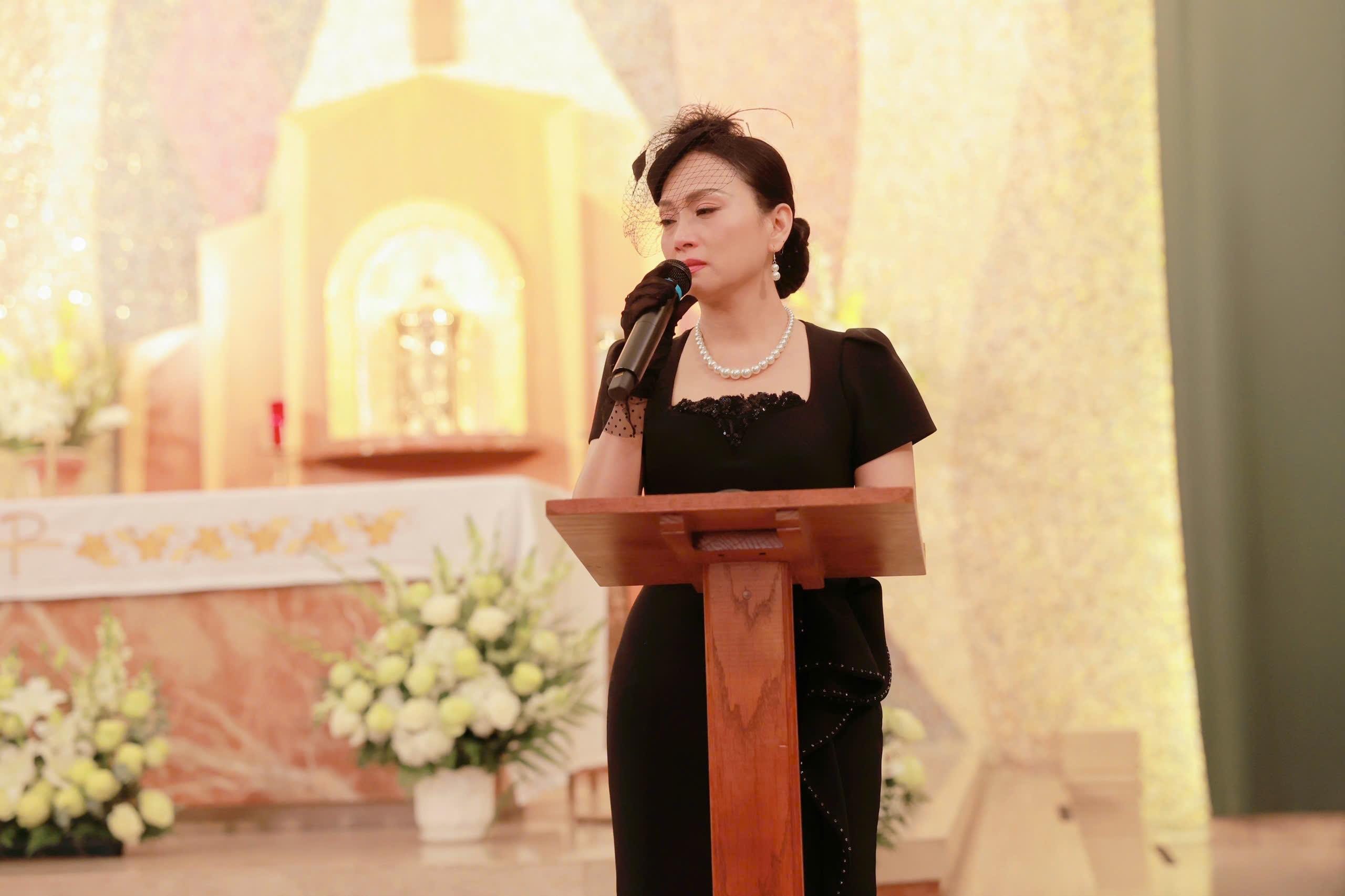 Hơn 26 năm đồng hành, Hà Phương nghẹn ngào nói lời tiễn biệt bầu show Thúy Uyển - 1