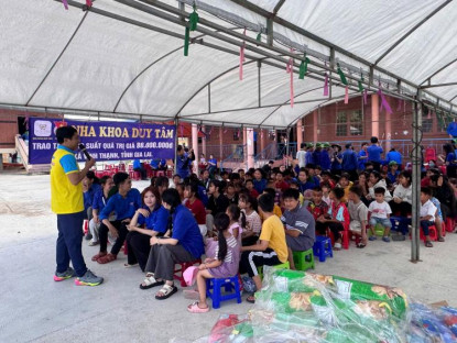  - Trao 200 suất quà tại ngày hội văn hóa thanh niên Việt - Lào