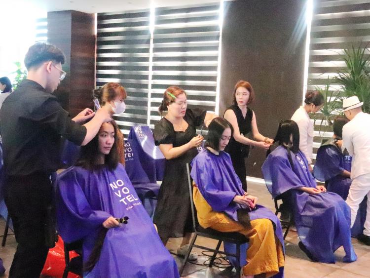 Trao mái tóc – gửi yêu thương đến bệnh nhân ung thư