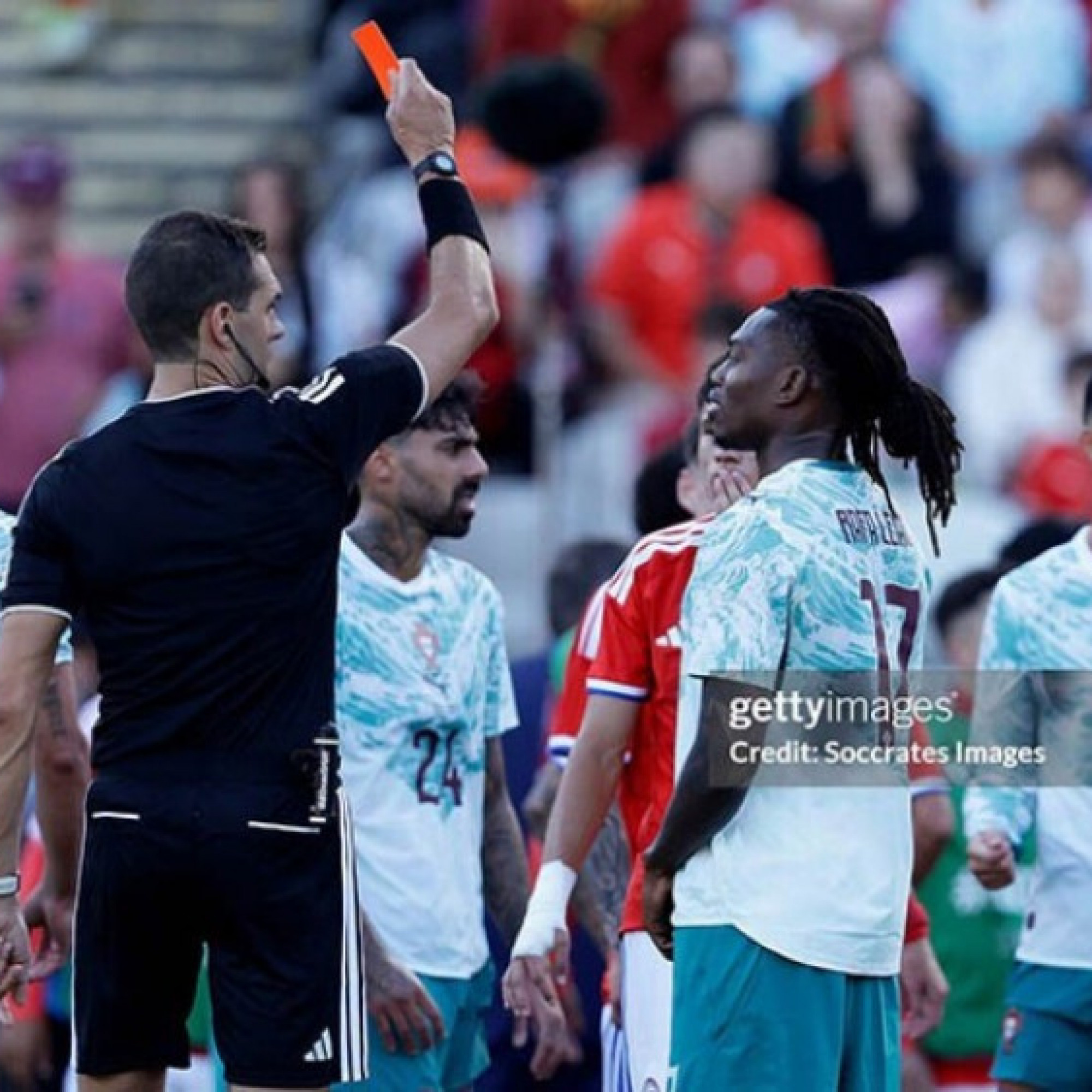  - Sao Bồ Đào Nha Leao nhận thẻ đỏ trước Chile, có bị treo giò trận ra quân World Cup?