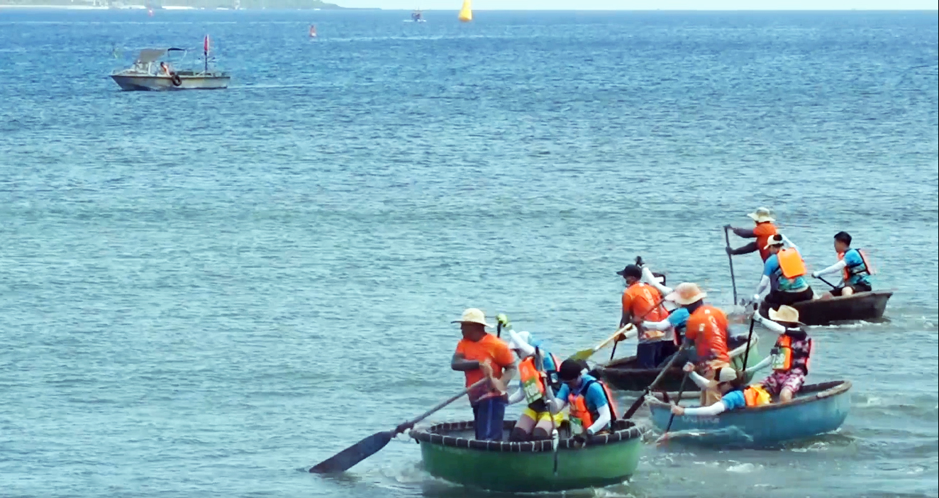 Lần đầu tiên lễ hội chèo SUP Việt Nam tổ chức tại Lý Sơn, du khách kéo đến cổ vũ - 6
