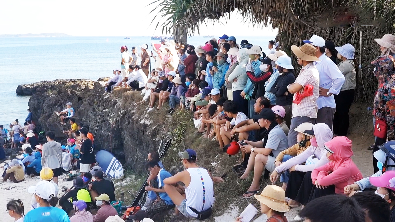 Lần đầu tiên lễ hội chèo SUP Việt Nam tổ chức tại Lý Sơn, du khách kéo đến cổ vũ - 2