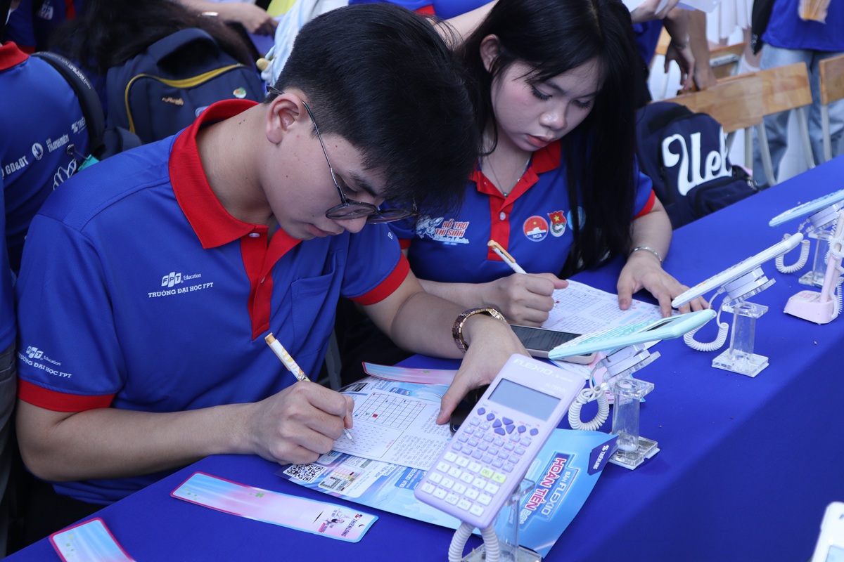 hon 6.000 sinh vien tinh nguyen tiep suc mua thi tai tp.hcm - 7
