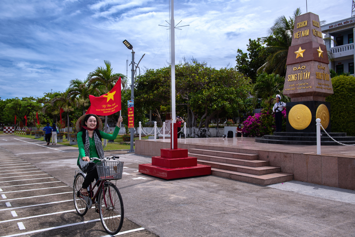 Thiêng liêng Cờ Tổ quốc! - 2