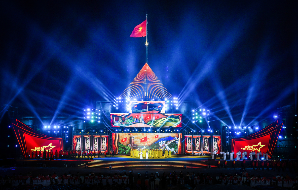 Thiêng liêng Cờ Tổ quốc! - 4