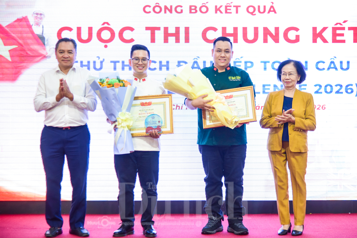 Cảm xúc trào dâng cờ Tổ quốc tung bay trên bục trao giải Chung kết nghề bếp thế giới - 2