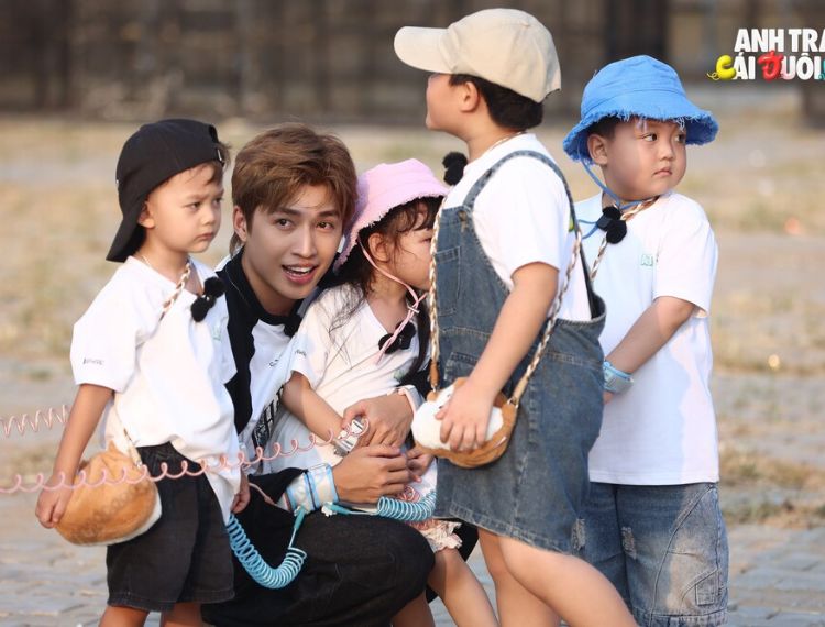 Cody Nam Võ xoay sở chăm 6 em nhỏ