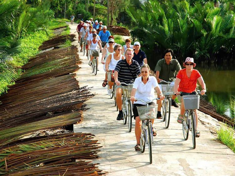 Đi xe đạp hưởng ứng “Hành trình di sản xanh” ở Hội An