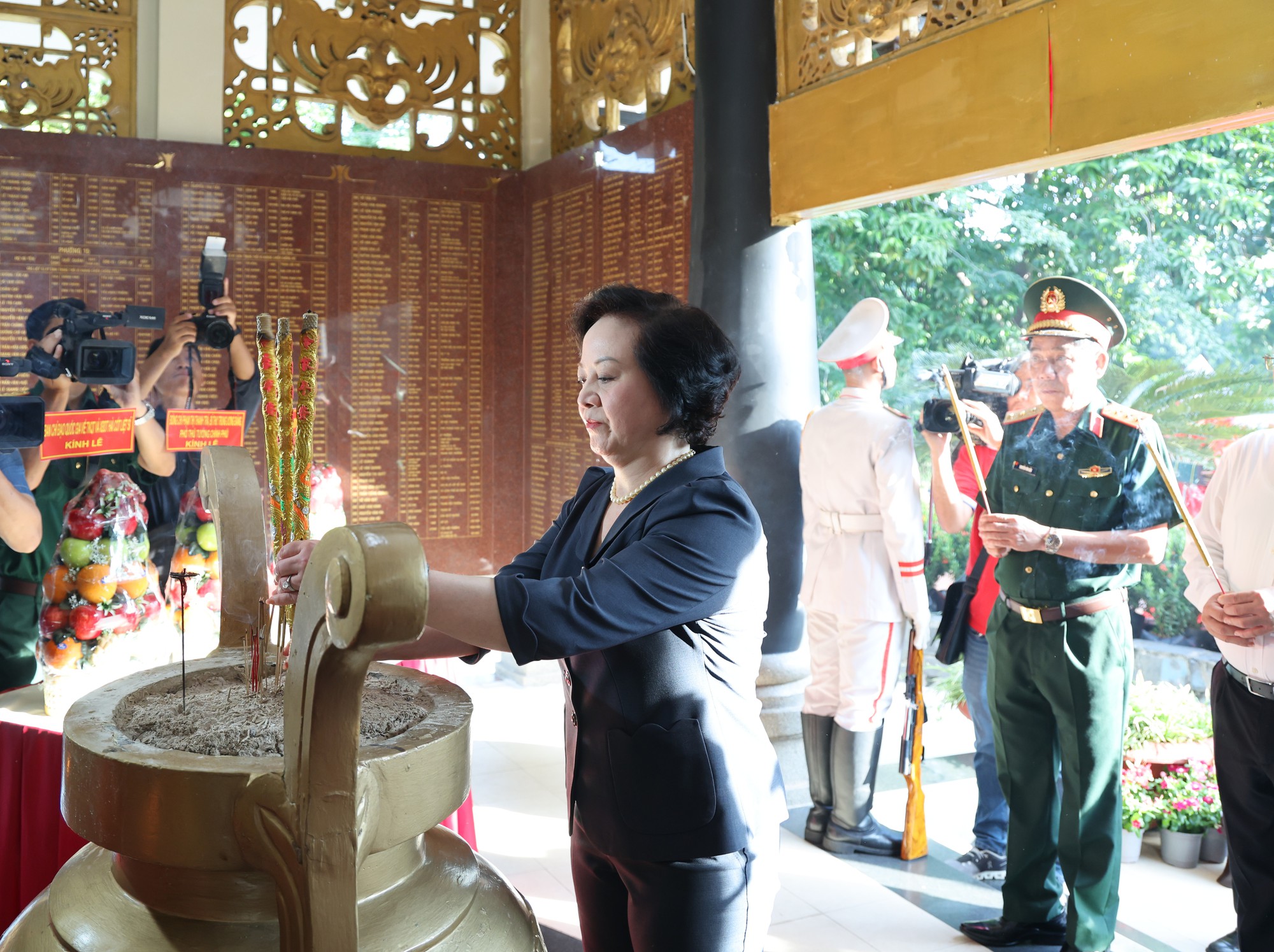 Phó Thủ tướng Phạm Thị Thanh Trà dâng hương tại Công viên Lê Thị Riêng - 1