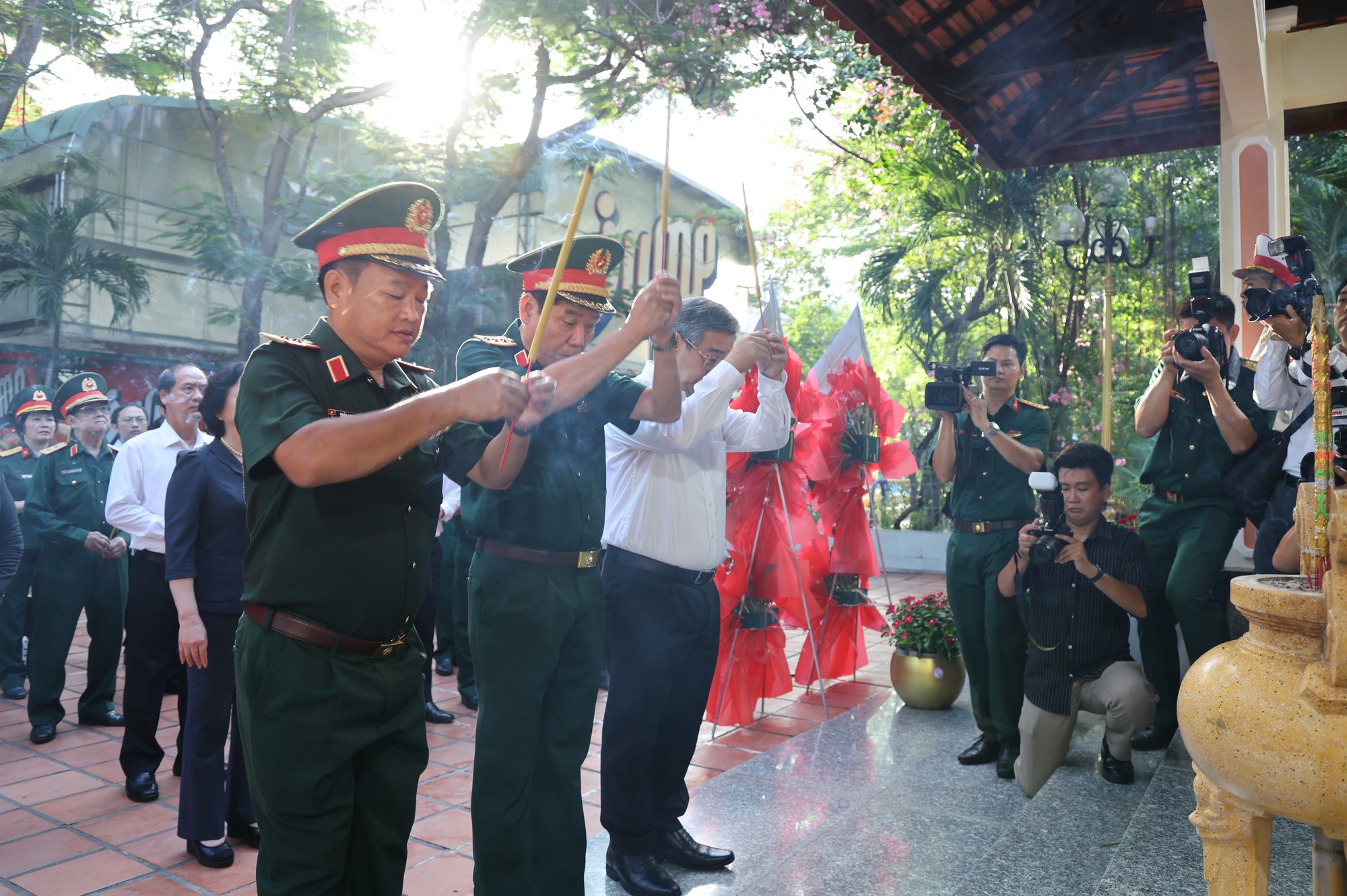 Phó Thủ tướng Phạm Thị Thanh Trà dâng hương tại Công viên Lê Thị Riêng - 2