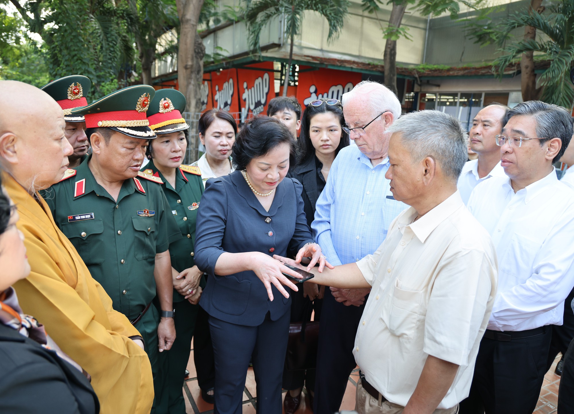 Phó Thủ tướng Phạm Thị Thanh Trà dâng hương tại Công viên Lê Thị Riêng - 3