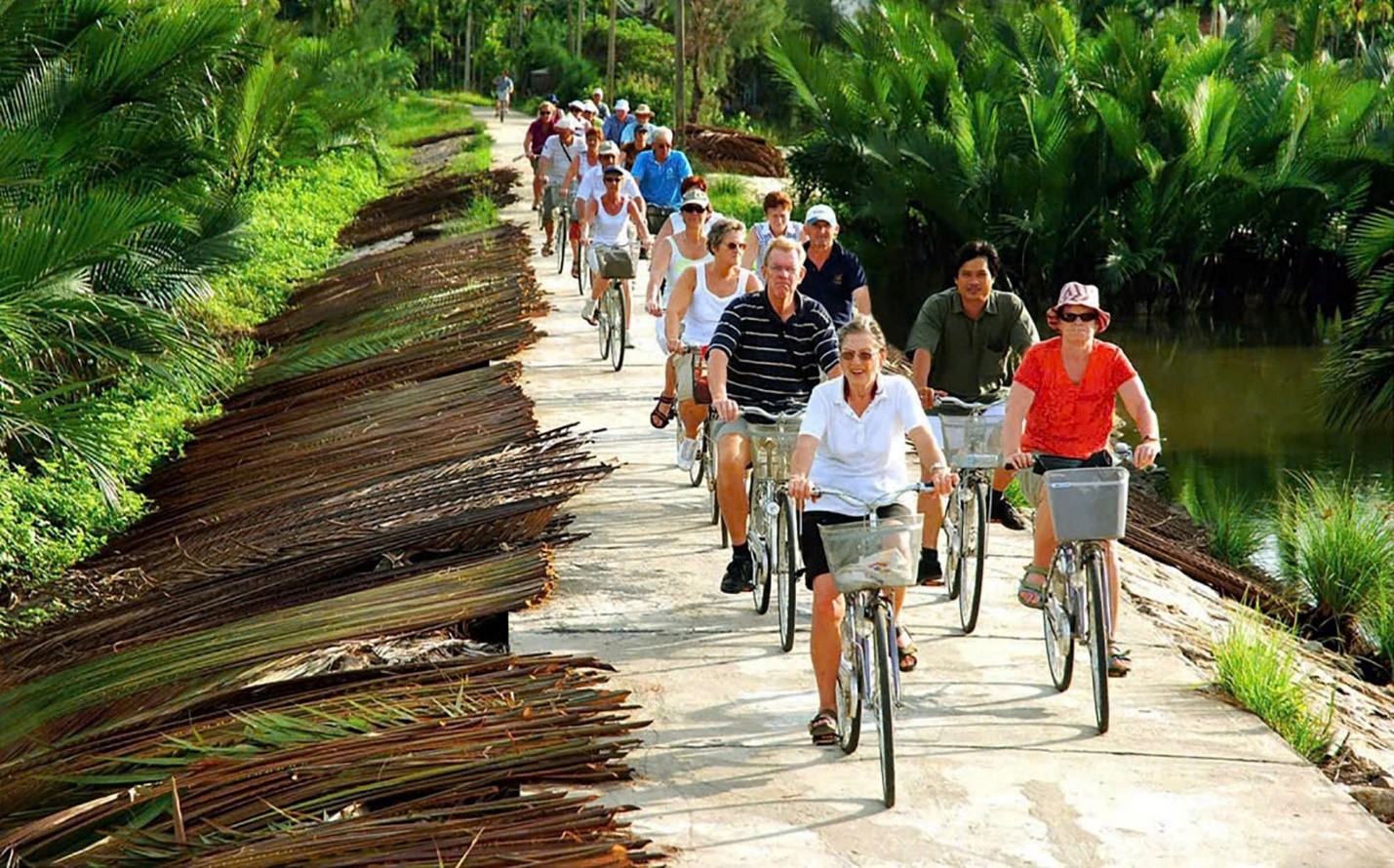 Đi xe đạp hưởng ứng “Hành trình di sản xanh” ở Hội An - 1