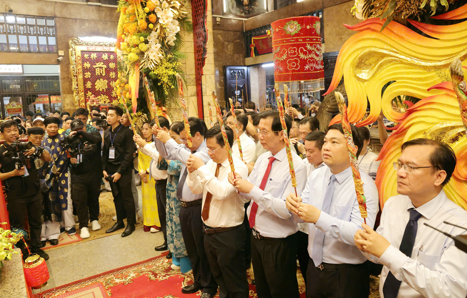 Nấu nước tắm Bà Chúa Xứ Núi Sam từ 9 loại hoa - 2