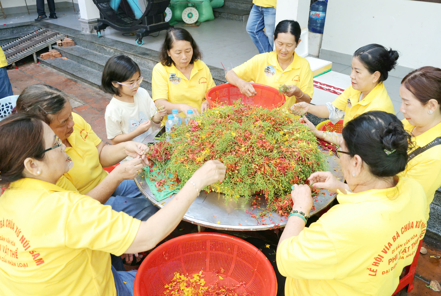 Nấu nước tắm Bà Chúa Xứ Núi Sam từ 9 loại hoa - 4