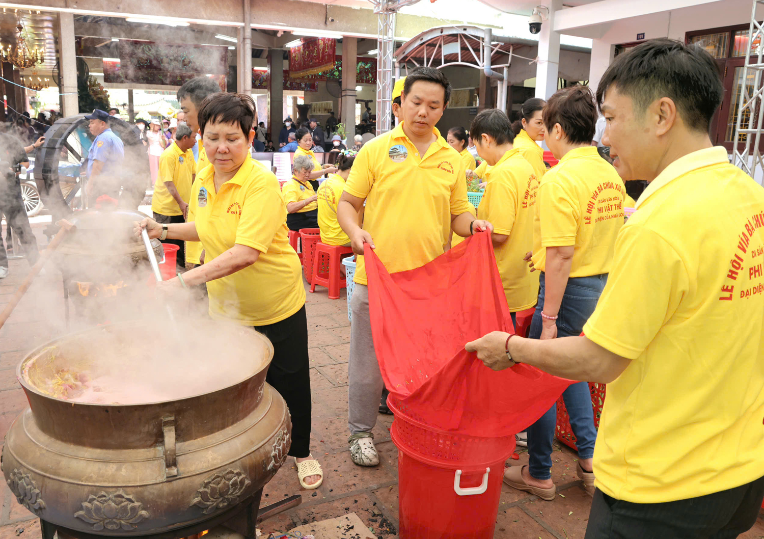 Nấu nước tắm Bà Chúa Xứ Núi Sam từ 9 loại hoa - 6