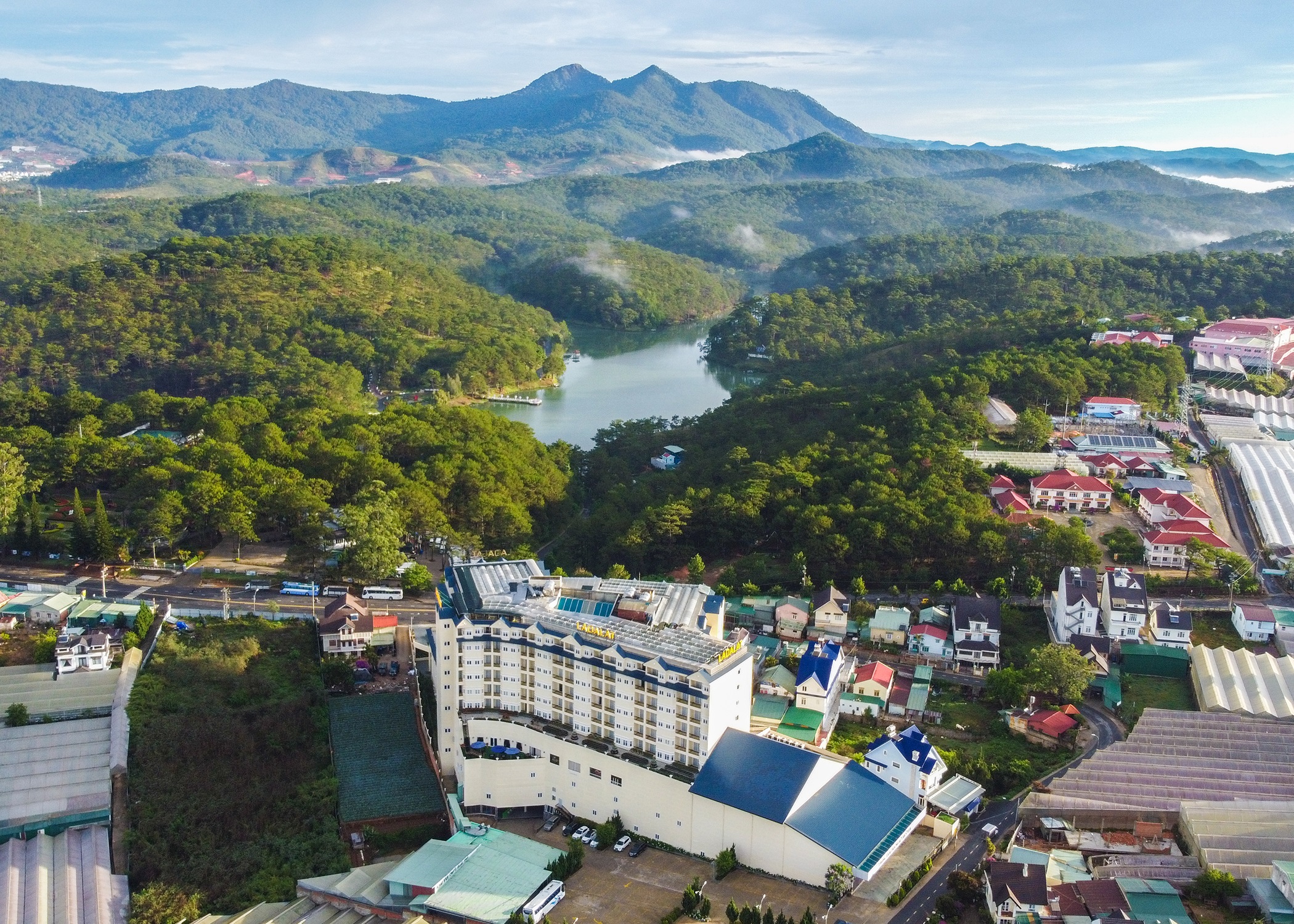 Ladalat Hotel: Chốn bình yên giữa hai thung lũng - 1