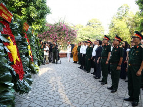  - Phó Thủ tướng Phạm Thị Thanh Trà dâng hương tại Công viên Lê Thị Riêng