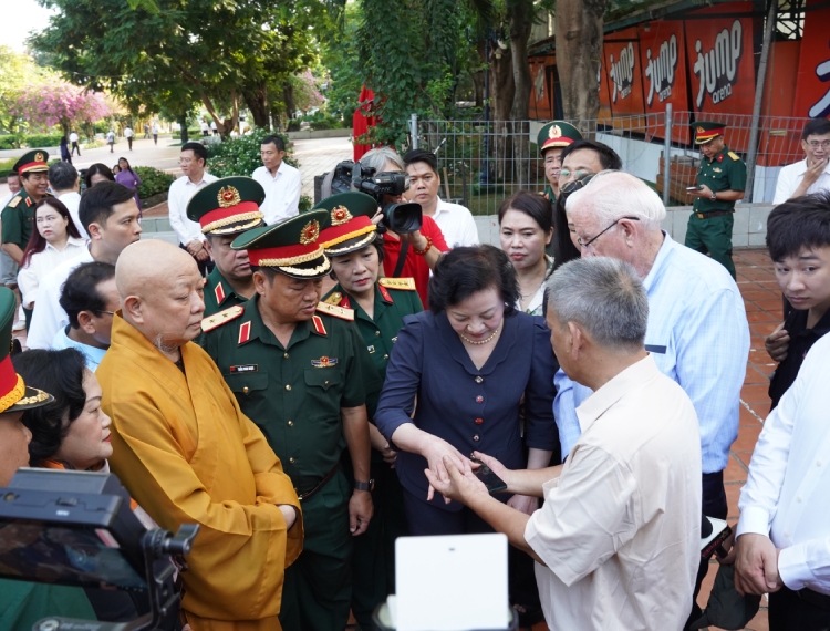 Dưới những tán cây xanh, ký ức vẫn chưa ngủ yên