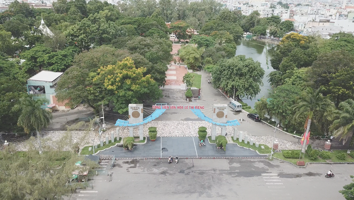 Dưới những tán cây xanh, ký ức vẫn chưa ngủ yên - 1