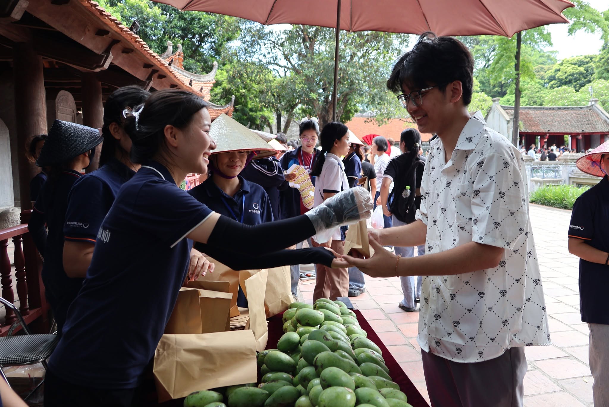 Thí sinh vui mừng nhận xoài Đăng Khoa may mắn từ cây cổ thụ trong khu di tích - 3