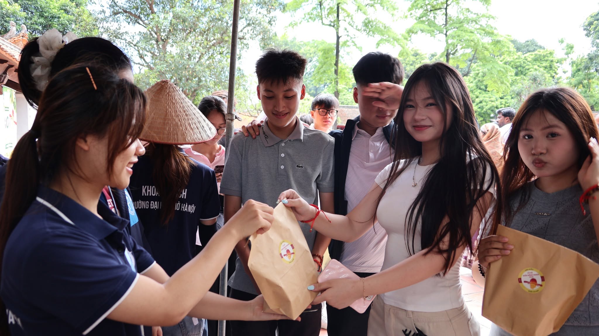 Thí sinh vui mừng nhận xoài Đăng Khoa may mắn từ cây cổ thụ trong khu di tích - 6