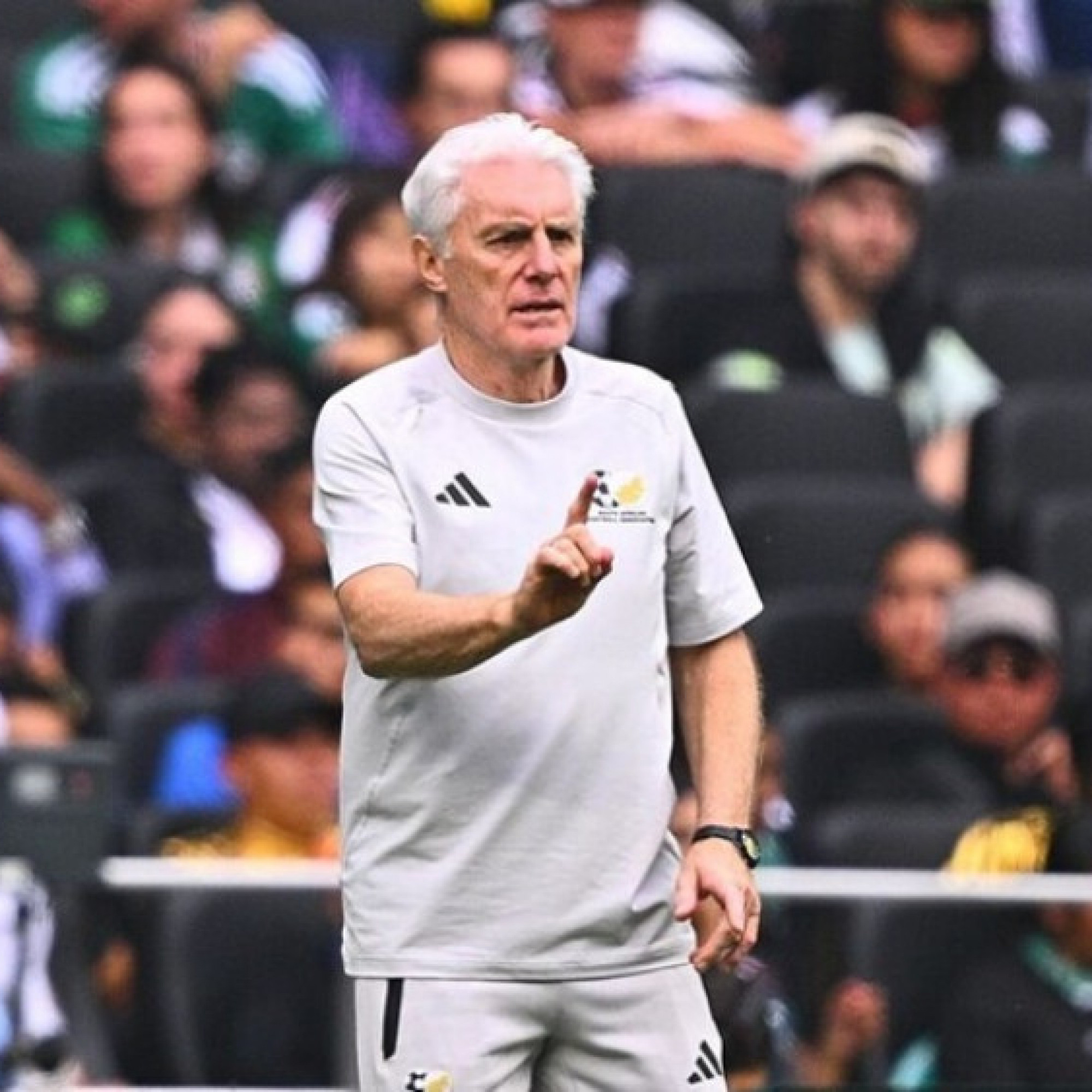  - Tranh cãi khai mạc World Cup: HLV Nam Phi tố trọng tài rút thẻ đỏ quá nặng