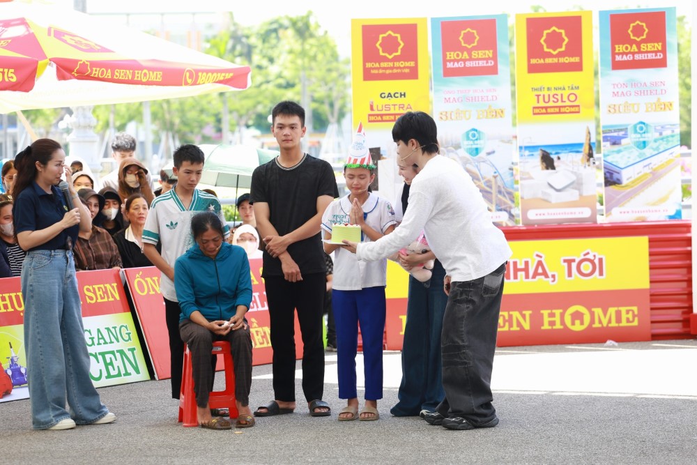 Hương Tràm xúc động, Khánh Vy nghẹn ngào trở về quê hương tham gia ghi hình Mái ấm gia đình Việt - 1