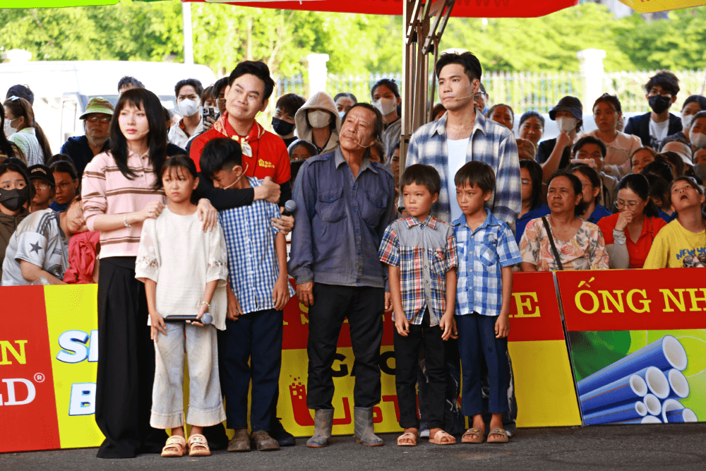 Phúc Du và Mỹ Mỹ vượt thử thách ở “Mái ấm gia đình Việt”, mang về gần 300 triệu đồng cho trẻ em khó khăn  - 2